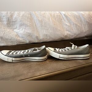 Grey converse chuck taylor sneakers